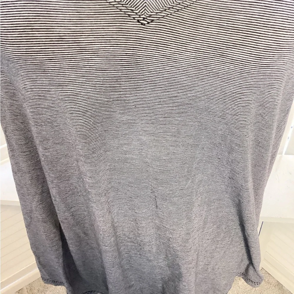 LULULEMON Black & White  Relaxed Short Sleeve Tee with V-Neck 1318
